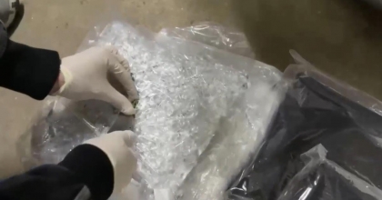 SEYYAR PAZARCININ HEDİYE PAKETLERİNDEN UYUŞTURUCU ÇIKTI