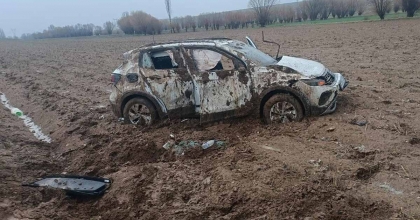 ŞARAMPOLE DEVRİLEN OTOMOBİLDE 2 KİŞİ YARALANDI