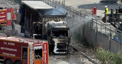 SÖKE'DE ATIK KAĞIT GETİREN TIRDA YANGIN ÇIKTI