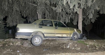 SÜRÜCÜSÜ KALP KRİZİ GEÇİREN OTOMOBİL AĞACA ÇARPTI: 1 ÖLÜ