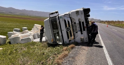 TIR SÜRÜCÜSÜNÜ SIKIŞTIĞI YERDEN İTFAİYE EKİPLERİ KURTARDI