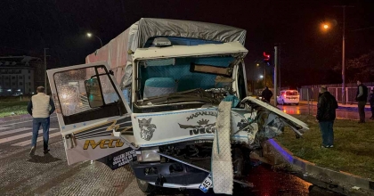 TIR İLE KAMYONUN ÇARPIŞTIĞI KAZADA 2 KİŞİ YARALANDI