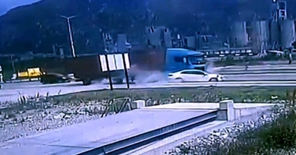 TIRIN ÇARPTIĞI OTOMOBİL METRELERCE SÜRÜKLENDİ