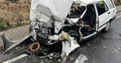 TIRIN DORSESİNE ÇARPAN OTOMOBİLDEKİ ÇİFT AĞIR YARALANDI