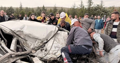 TIRLA ÇARPIŞAN OTOMOBİL KAĞIT GİBİ EZİLDİ: 1 ÖLÜ, 1 YARALI