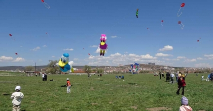 UÇURTMA ŞENLİĞİ İLE GÖKYÜZÜ RENKLENDİ