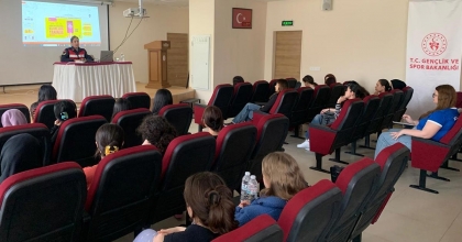 ÜNİVERSİTELİ GENÇLERE JANDARMADAN 'KADINA ŞİDDET' EĞİTİMİ