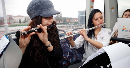 UŞAK BELEDİYESİNDEN ÖĞRENCİLERE SÜRPRİZ KONSER