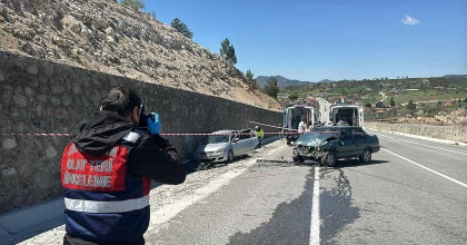 UŞAK’TA FECİ KAZA: KARI-KOCA HAYATINI KAYBETTİ, 3 KİŞİ YARALANDI