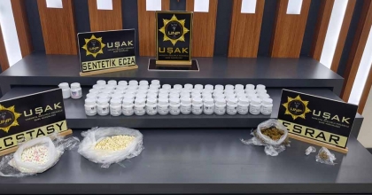 UŞAK’TA UYUŞTURUCU SATICISI KARI-KOCA TUTUKLANDI