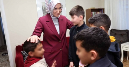 VALİ YİĞİTBAŞI'NDA SEVGİ EVLERİ'NDEKİ ÇOCUKLARA BAYRAM SÜRPRİZİ