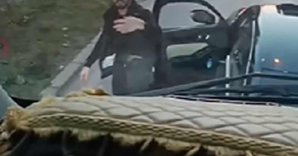 YOL ORTASINDA ARACINDAN İNDİ, ARKASINDAKİ ARACA SALDIRDI