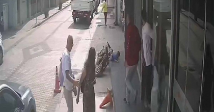 3 YAŞINDAKİ ÖMER HALİS, MOTOSİKLETTEN BÖYLE DÜŞTÜ