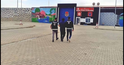 KAFASINA TAKTIĞI PERUKLA 6 AY KAÇABİLDİ