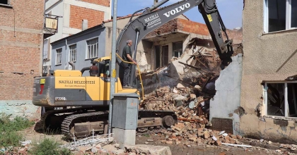 NAZİLLİ’DE METRUK BİNALAR YIKILIYOR