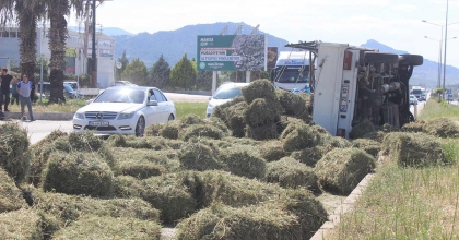 KAZA YAPAN KAMYONDAKİ SAMAN BALYALARI YOLA SAÇILDI