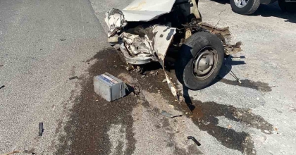 MUĞLA'DAKİ KAZADA OTOMOBİL İKİYE AYRILDI