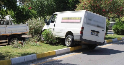 HAKİMİYETİ KAYBOLAN MİNİBÜS REFÜJDE ASILI KALDI