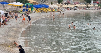 BODRUM'DA HAVALARIN ISINMASIYLA VATANDAŞLAR DENİZE AKIN ETTİ