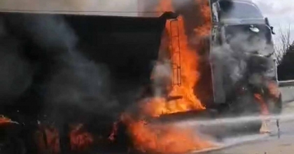 ALEV ALAN PARK HALİNDEKİ TIR YANDI