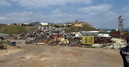 ALİAĞA'DA 15 BİN TON TEHLİKELİ ATIK ETRAFA SAÇILMIŞ