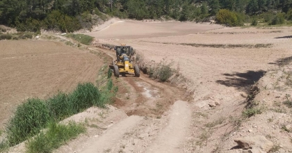 BEYAĞAÇ BELEDİYESİ ARAZİ YOLLARINI DÜZENLİYOR