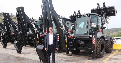 BAŞKAN ARICI, HİBE EDİLEN ARAÇLARI TESLİM ALDI