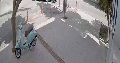 BODRUM'DA MOTOSİKLET CİPE ÇARPTI: 2 YARALI