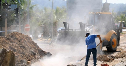 BODRUM'DA SÜREKLİ PATLAYAN SU İSALE HATLARI DEĞİŞİYOR