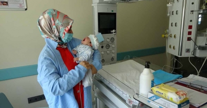 BOYNUNDA DEV TÜMÖRLE DOĞAN BEBEK HAYATA TUTUNDU