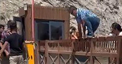 ÇEVRECİLER, GÜVENLİK GÖREVLİSİNİ TOKATLADI