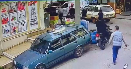 ÇALDIĞI ARAÇ İLE KAZA YAPTI, KAÇMAYA ÇALIŞIRKEN VATANDAŞLARA YAKALANDI