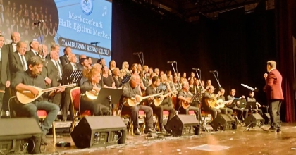 DEFİLE VE KONSER BÜYÜLEDİ