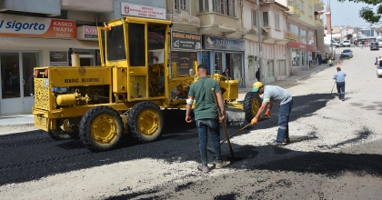 DEMİRCİ'DE ANA ARTERLERE SICAK ASFALT YAPILIYOR