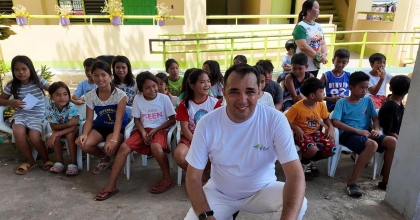 DENİZLİLİ İŞ İNSANI ÇOCUKLARIN YÜZÜNÜ GÜLDÜRDÜ