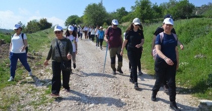 DOĞA YÜRÜYÜŞÜYLE GÖÇLERE DİKKAT ÇEKTİLER