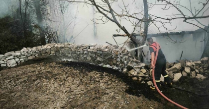 DOMANİÇ’TE ÇIKAN YANGINDA 100 TAVUK TELEF OLDU