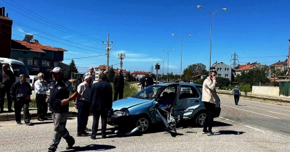 DOMANİÇ’TE TRAFİK KAZASI: 5 YARALI