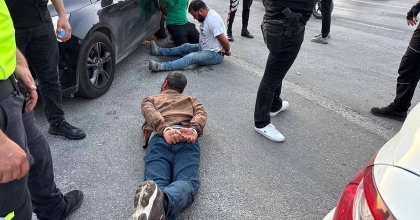 DURDURULAN ARAÇTAKİ ŞAHISLAR POLİSE SALDIRDI: 2 YARALI, 3 GÖZALTI