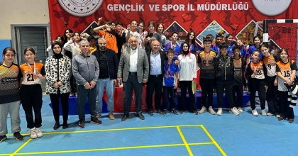 FLOOR CURLİNG MÜSABAKALARINDA GENÇLER KIYASIYA YARIŞTI