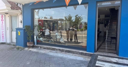 FETHİYE'DE AK PARTİ İLÇE BAŞKANLIĞI BİNASINA TAŞLI SALDIRI
