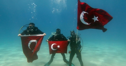 FETHİYE'DE DALGIÇLAR 19 MAYIS'I DENİZ ALTINDA KUTLADI