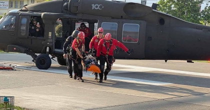 PARAŞÜTLE KAYALIKLARA DÜŞEN TURİST ASKERİ HELİKOPTERLE KURTARILDI