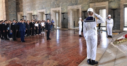 GENÇLERDEN ANITKABİR ZİYARETİ