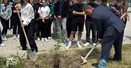GEDİZ'DE GENÇ FİDANLAR TOPRAKLA BULUŞTU
