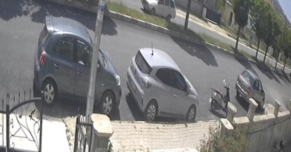 GENÇLERİN YARALANDIĞI MOTOSİKLET KAZASI GÜVENLİK KAMERASINDA