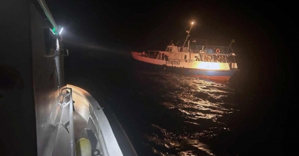 GÖÇMEN KAÇAKÇILARI ÖZEL TEKNE İLE KAÇARKEN YAKALANDI
