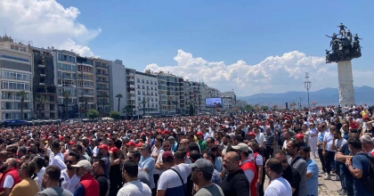GREVDE OLAN İZMİR BÜYÜKŞEHİR ÇALIŞANLARINDAN DEV YÜRÜYÜŞ