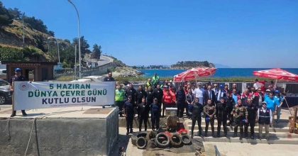 GÜVERCİNADA’DA DENİZ DİBİNDEN 1.5 TON ATIK ÇIKARILDI