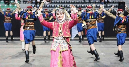 HALK OYUNLARI GÖSTERİSİ SANATSEVERLERLE BULUŞUYOR